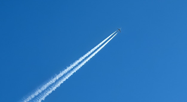 航空货装机准备起飞